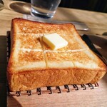 245178661 - おいし～いバタートースト　110円（モーニングセット）／生地の密度が高く、もっちり食感で冷めにくい食パン