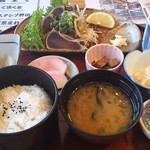 土佐魚菜食堂 - 鰹タタキ定食　1200円です。