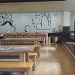 土佐魚菜食堂 - 小上がりもあり広い店内です。