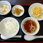 台湾キッチン榕城 - ミニライス・サラダ・お新香・スープ・デザート