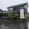 山一屋 - 外観(道路からはお店の左側に無料Ｐ30)                   客席はこの建物の左手の建物です