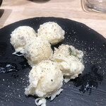 Kushiyaki Izakaya Maronie - まずやってきたのは「ポテサラ」。ポテトサラダですな。 一口大にしてあるので食べやすいです♪ これがなんとも美味しい味付け。スピードメニューの中では絶対に食べておきたい一品。