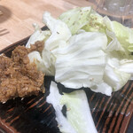Kushiyaki Izakaya Maronie - キャベツは味噌を付けて頂く一品。串焼きの合間にサッパリと頂けますよ。