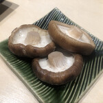 Kushiyaki Izakaya Maronie - 網焼き「しいたけ」も旨みがあって食べたい一品です。