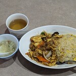 康楽 - 料理写真:キクラゲ玉子と豚肉炒めチャーハン丼(木須肉炒飯丼)¥800-