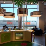 Ikea Resutoran Ando Kafe - 真ん中で　キッズが遊べて周りがカウンターになって食べられます　モノレール見えます