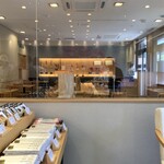 花山うどん - 売店は10時から。ガラス越しの開店前の花山うどん店。