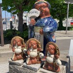 花山うどん - 駅前のたぬきたち。町中にたぬきがいた！