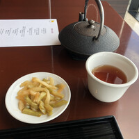中国料理 カリュウ(ヨコハマ グランド インターコンチネンタル ホテル) - サービスの搾菜とオリジナルブレンドティー