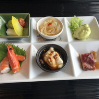 中国料理 カリュウ(ヨコハマ グランド インターコンチネンタル ホテル) - 左上からピクルス、クラゲ、ホタテ、焼豚、湯葉、湯引き海老
