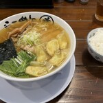 らーめん幸 - あご塩鶏ワンタン麺 ¥880、ライス¥10