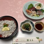Ginchi Rohonten - お造り定食でご飯をしらす丼に変更。さらに赤だしとデザートがつきます。
