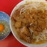 ブタゴリラ - 料理写真:豚ラーメン小(全部マシ)&生玉子