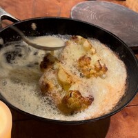 jinen. - こちらのスペシャリテでもあるカリフラワームニエル。
                    目の前で調理を見せてくださいます。何度もこのバターソースをかけ回して作られるそうです。