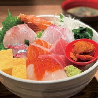 【推荐菜单②】海鲜盖饭（配上顶级海胆和鲑鱼子）