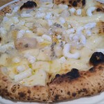 PIZZERIA LUNA E MARE - 濃厚なチーズのクアトロフォルマッジ