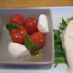 PIZZERIA LUNA E MARE - トマトの甘いカプレーゼと自家製鶏ハム