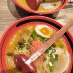 えびそば一幻 新千歳空港店 - 手前）えびしお:スープそのまま: 太麺　950円、奥）えびしお:スープあじわい:細麺　950円 (2024年4月）