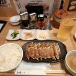 Gyouza Hohei - 小皿の真ん中は肉もやし、右はポテサラ