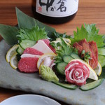 Umai Tori Purasu Okinawa Ryouri - 自慢の馬刺し！ぜひご賞味ください。