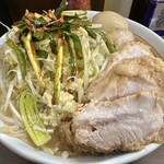 ラーメン二郎 - 小ぶた（1,070円）＋ネギ（120円）＋ニラキムチ（120円）＋味付玉子（120円）、ニンニク・辣油