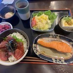 ザめしや 平城京店 - マグロ漬け丼、鮭塩焼き、手作りじゃがいもサラダ、温泉玉子、冷奴