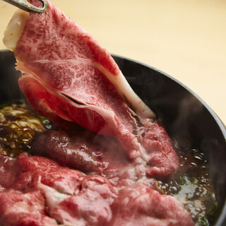 焼いてから煮込む関西風すき焼きで黒毛和牛の旨味を堪能