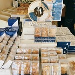 WHITE SHIP BAUM FACTORY - バウムクーヘン♪ソフトとハードがあり、両方試食がありました♪ホールは食べきれないからスティックが欲しくて来たんだけど、スティックはハードタイプのみみたい( 'ᢦ' )