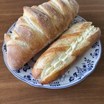 ブランパン - 左の＂ヴィヴァレ＂は
                                小麦のパンにライ麦の打ち粉を使ったパンで
                                サワサワと触り心地もいいんです。
                                右の＂ミルクフランス＂のホイップバターは
                                美味しいバターケーキのヤツ
