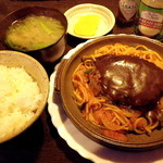 洋食居酒屋 こころ - ハンバーグナポリタン（780円）＆ライス中（150円）＆具だくさん味噌汁（150円）
