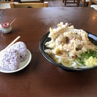 手打うどん ちえ福 - 料理写真:おにぎり¥180 イカ天うどん¥800