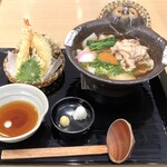 花山うどん - 隠れてるけど舞茸の天ぷらもあったよ。サクサク〜