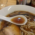 らーめん 戸丸屋 - やや濁り気味のスープ。醤油がガツンときます。色もかなり黒いのでたまり醤油を使っているのかも知れません。次回は、醤油よりあっさり淡麗系だという「中華そば」(￥830-税込)をいただいてみましょう。