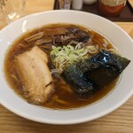 らーめん 戸丸屋 - 17~18分ほどして登場しました。オススメの「醤油らーめん」(￥830-税込)です。具を紹介します。焼海苔、叉焼、支那竹、木耳(きくらげ)、刻み葱、以上。スープはクリアではありません。