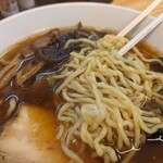 らーめん 戸丸屋 - まずは麺からいきます。「僅か多加水中細縮れ麺」です。
            
            かん水の匂いはありません。
            ツルツルシコシコしてますが、フードコートのラーメンを想起させる麺、わたしの好みではありません。移転前と同じ麺ですね。