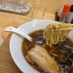 らーめん 戸丸屋 - 想定はしてましたが…移転前と同じ麺だったので個人的には今一です。このスープに低加水のパツパツ麺を合わせたらイケませんかね。