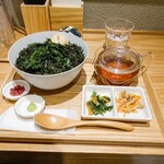 お茶漬けおにぎり 山本山 - 海苔だく茶漬け1200円です。お茶自体に味付けしてあるから安心して下さい。