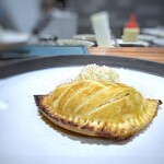 Refugeforestiere 五島 - ◆ショーソン（お料理名・半月形のパイの形状のこと）・・三瀬鶏、ケッパー、ブラックオリーブ、玉葱、キャベツの煮込み、プロヴァンス風トマトソース