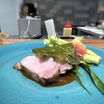 Refugeforestiere 五島 - 桜の葉で香り付けした弥生豚、ヤングコーン、フォンドボーをベースにしたソース