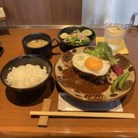 グリル ア ターブル - 和牛ハンバーグランチ(デミグラスソース) 1400円