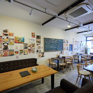 The interior of the store has a modern and bright atmosphere, perfect for dates and parties.