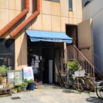 中村屋 - 広島電鉄土橋電停から徒歩1分の「中村屋」さん
            1946年開業、店主さんと女性スタッフ1人の2名体制
            外観はクリーム色の壁から赤茶けた換気扇ダクトが2本、色褪せた水色の防水庇、かなりの年季を感じる佇まい