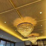 正宗広東私房菜サワダ - 高級感あるシャンデリア。