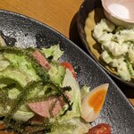 星の浜食堂 - ちゅらさんサラダ(左)　ゴーヤの天ぷら(右)