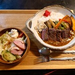 カフェ シフォン - 料理写真:●ステーキと焼き野菜のカレー　1,300円
（鴨肉サラダ付き）

※メニューには記載がありません

を注文してみた