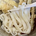 多の津うどん - 見た目以上に腰と弾力があって、モチモチしてます。嬉しい誤算！