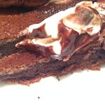 パティスリー アンド カフェ デリーモ - 2014年1月訪問時：モンキーパンチ(\1000)の断面、表面はさっくり、、、生クリームをたっぷりつけていただきます