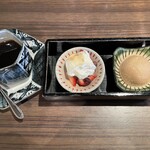 和 is 魯菴 - デザートは、コーヒーアイス、イチゴとあずきヨーグルトだったかな？、コーヒー。