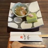 和 is 魯菴 - 枝豆すり身、湯葉と蕗のとう、かな？