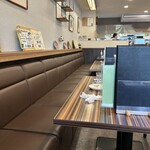 Ratsu wan - 店内は結構広くてベンチシートとテーブルの組み合わせです